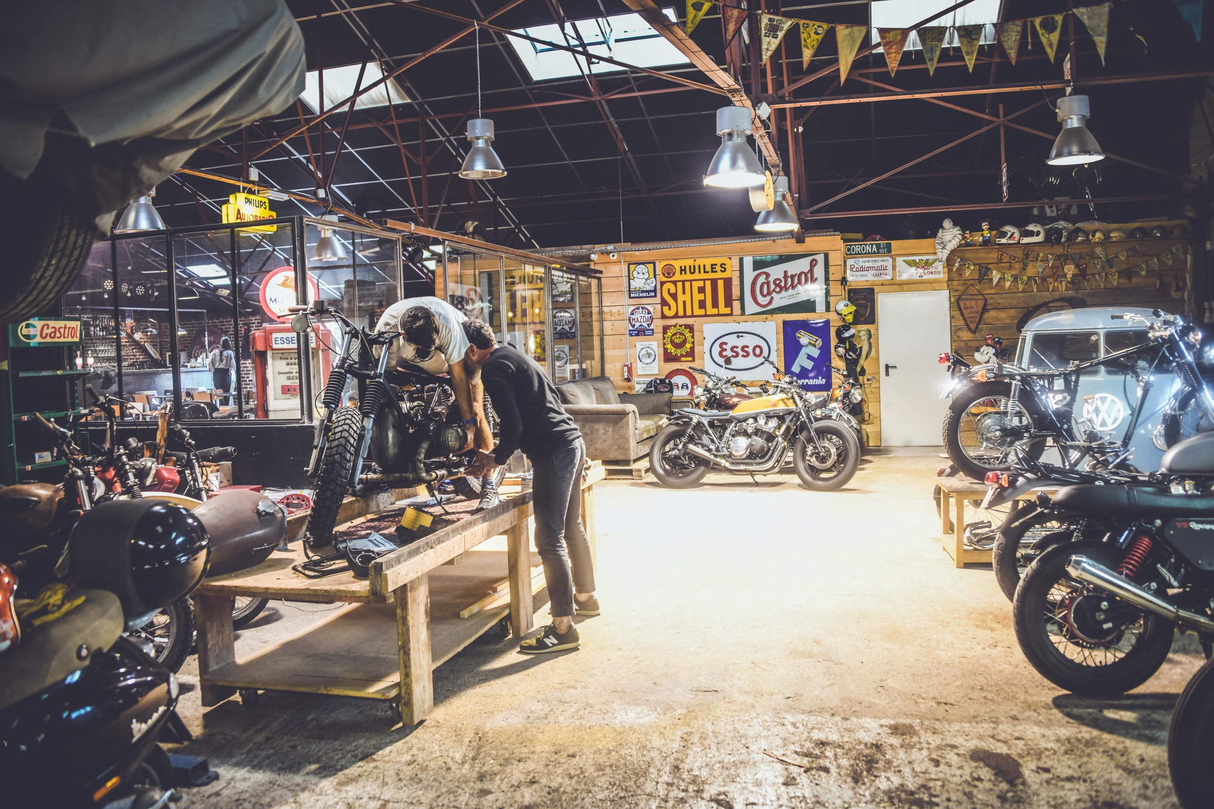L'Usine Concept Store Saint Raphael, garage motos, custom motorcycle, café racer, boutique de vêtements et barbier un esprit garage tendance. Photos Laurent Scavone