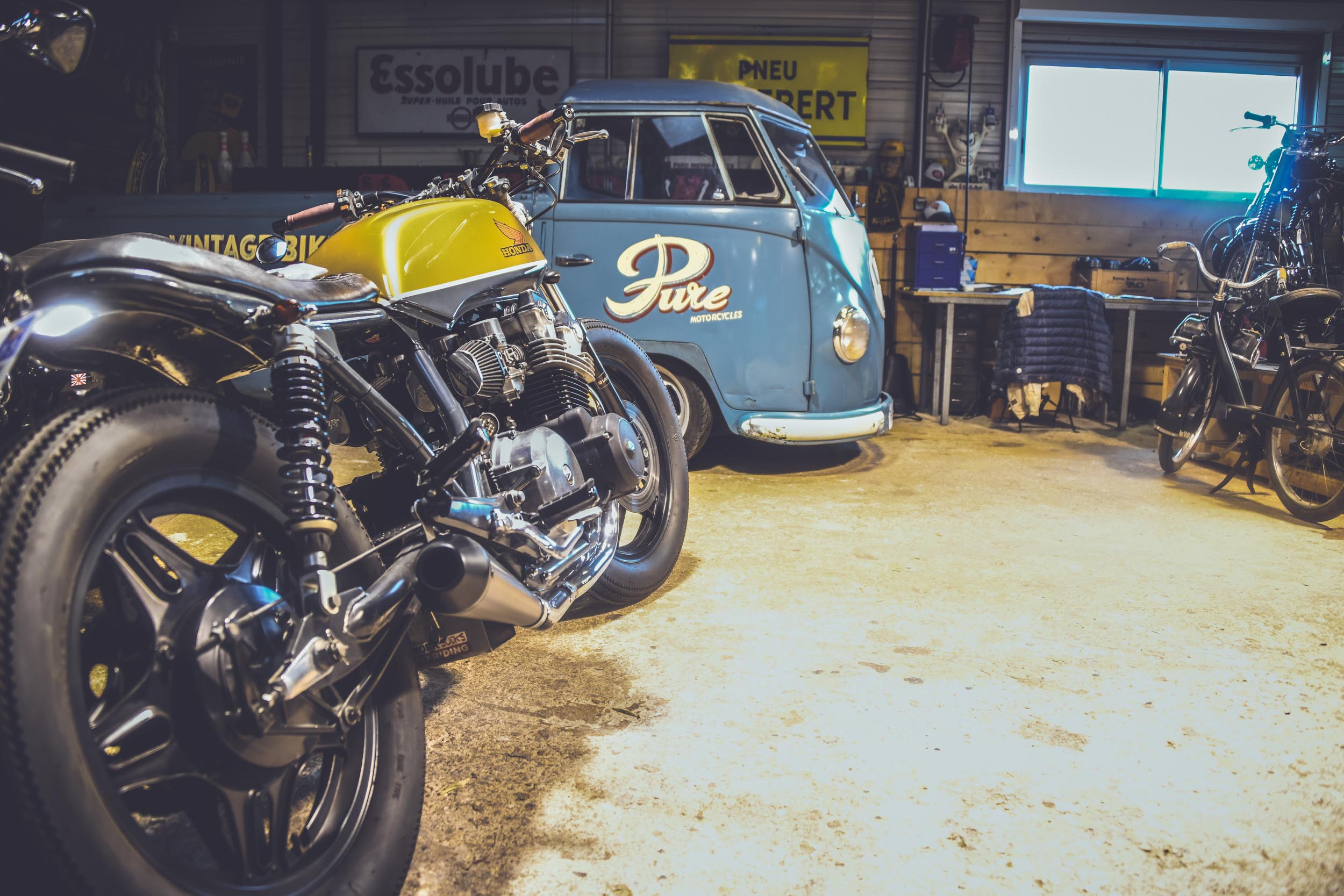 L'Usine Concept Store Saint Raphael, garage motos, custom motorcycle, café racer, boutique de vêtements et barbier un esprit garage tendance. Photos Laurent Scavone