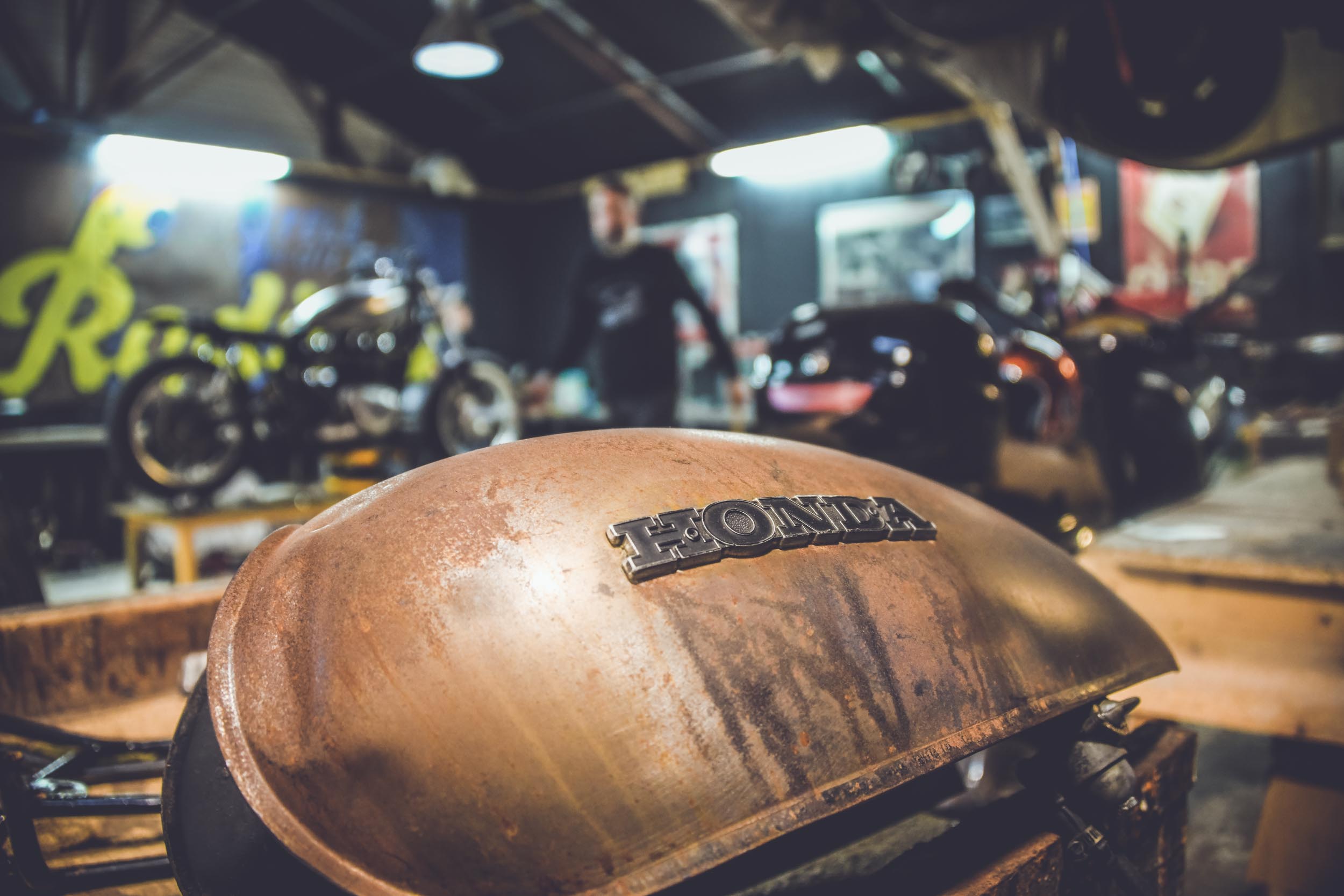 L'Usine Concept Store Saint Raphael, garage motos, custom motorcycle, café racer, boutique de vêtements et barbier un esprit garage tendance. Photos Laurent Scavone