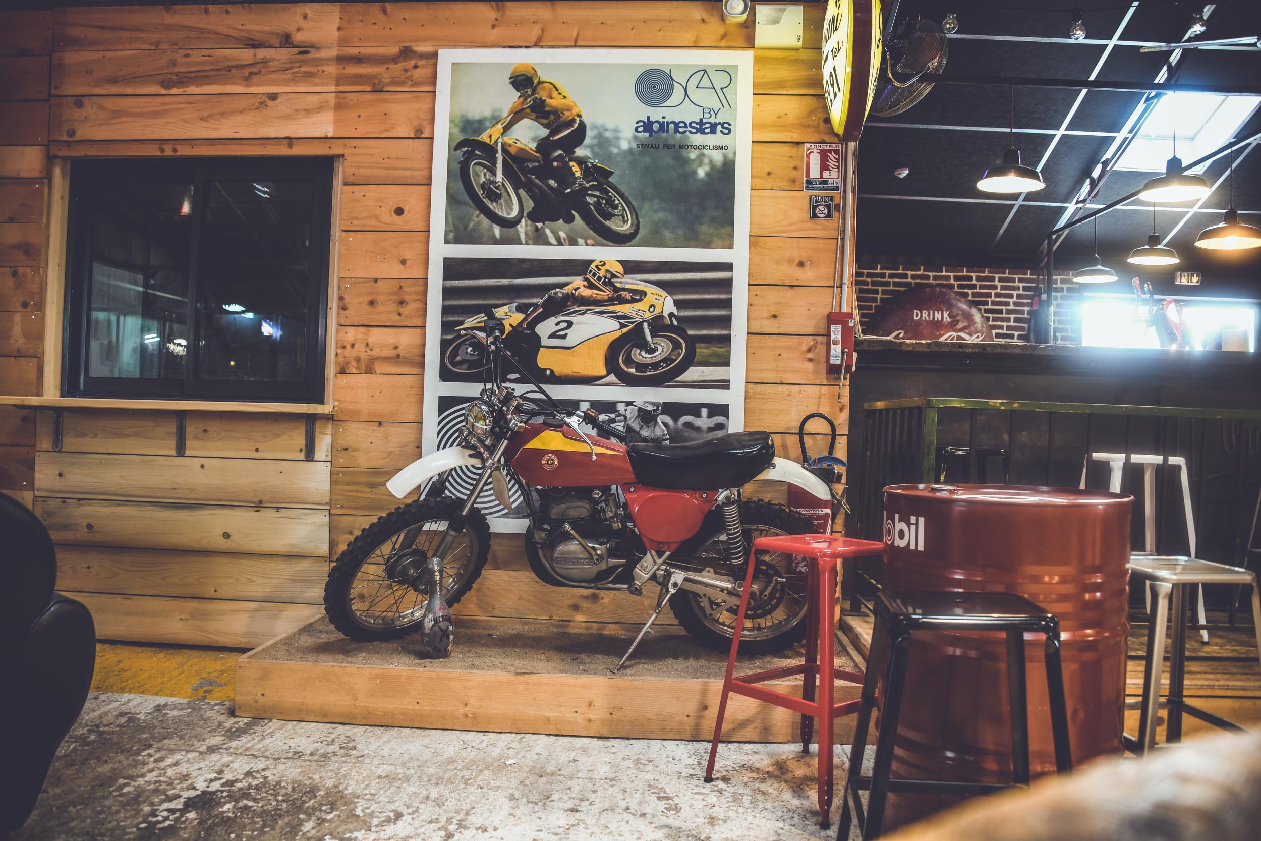 L'Usine Concept Store Saint Raphael, garage motos, custom motorcycle, café racer, boutique de vêtements et barbier un esprit garage tendance. Photos Laurent Scavone