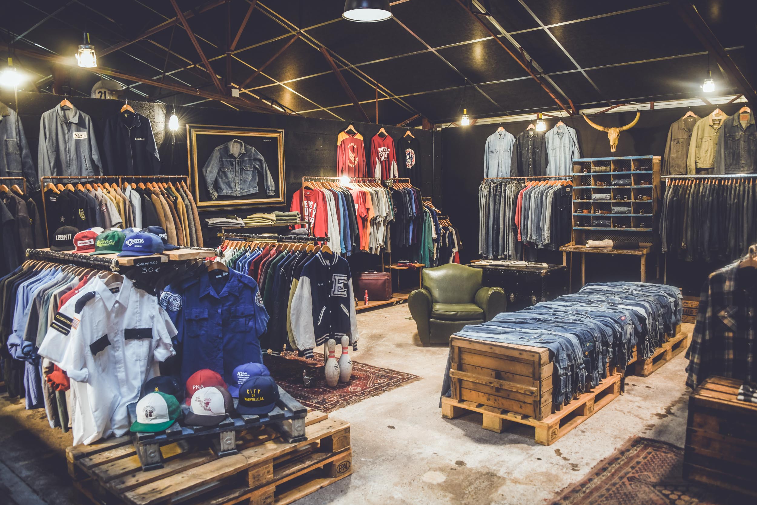 L'Usine Concept Store Saint Raphael, garage motos, custom motorcycle, café racer, boutique de vêtements et barbier un esprit garage tendance. Photos Laurent Scavone
