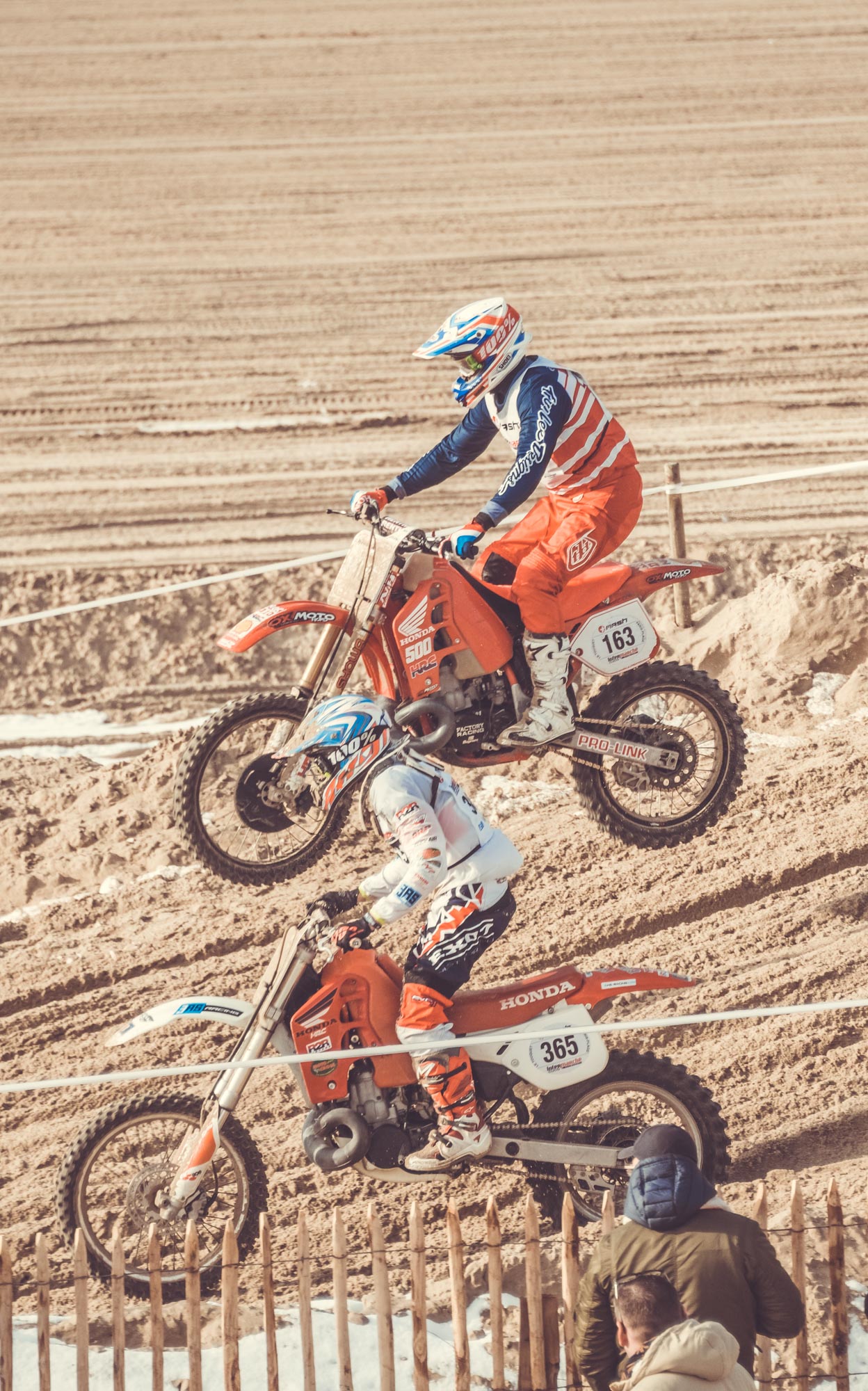 De belles moto cross vintage à l'Enduro du Touquet. Du style, un esprit convivial tout l'esprit de gentlemen's Factory. Photos Laurent Scavone. Vous recherchez des tenues de cross vintage pour la pratique de la moto de caractère, choisissez GF !