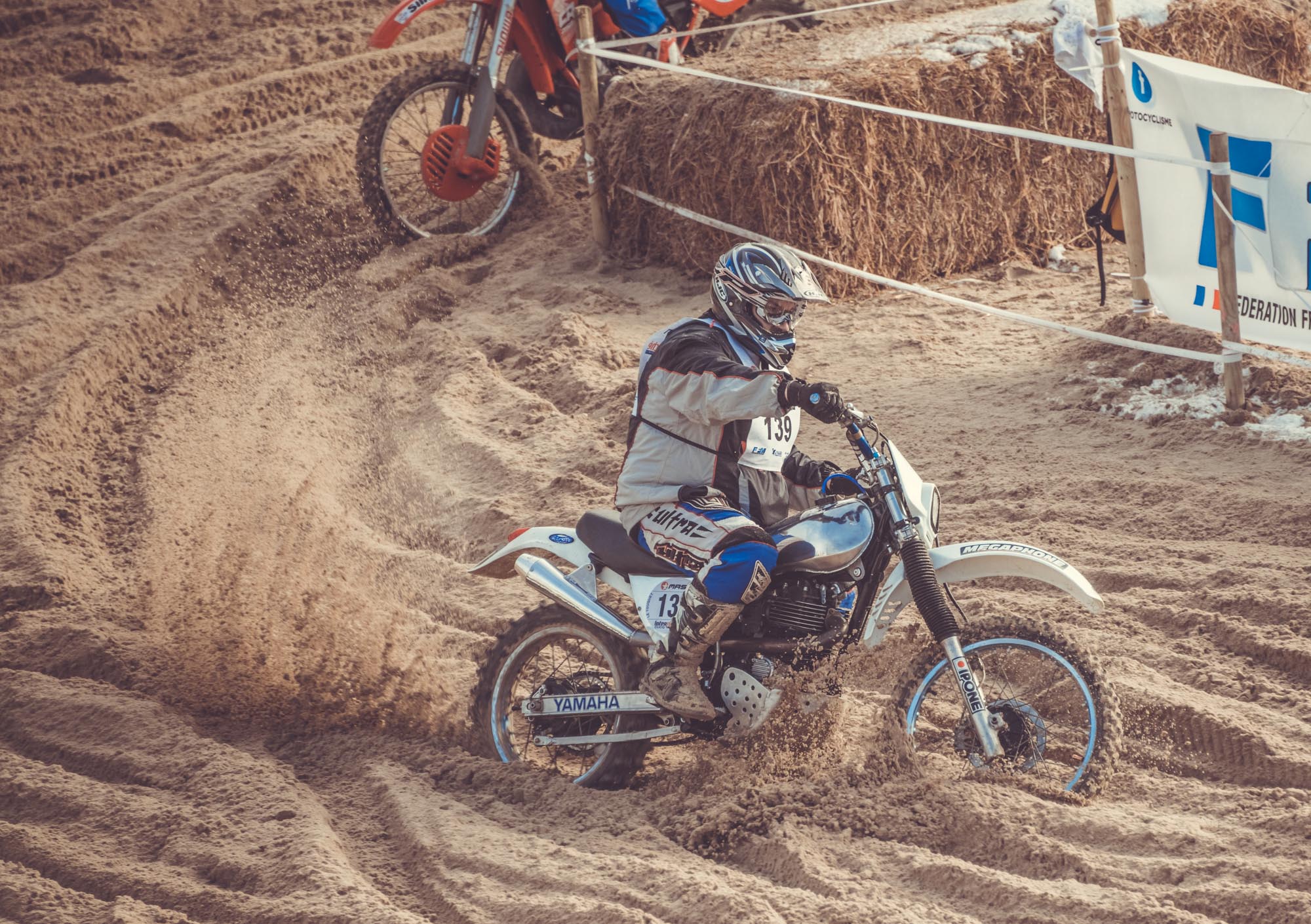De belles moto cross vintage à l'Enduro du Touquet. Du style, un esprit convivial tout l'esprit de gentlemen's Factory. Photos Laurent Scavone