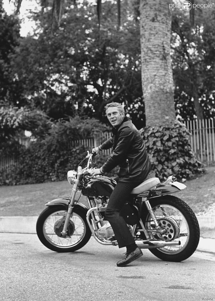 Steve Mcqueen look et amour pour la moto par John Dominis. Découvrez sur notre Blog un article complet sur Steve McQueen. Le style Steve Mcqueen, ses voitures, ses motos et des anecdotes sur l'acteur.