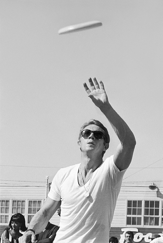Steve Mcqueen look et amour pour la moto par John Dominis. Découvrez sur notre Blog un article complet sur Steve McQueen. Le style Steve Mcqueen, ses voitures, ses motos et des anecdotes sur l'acteur.