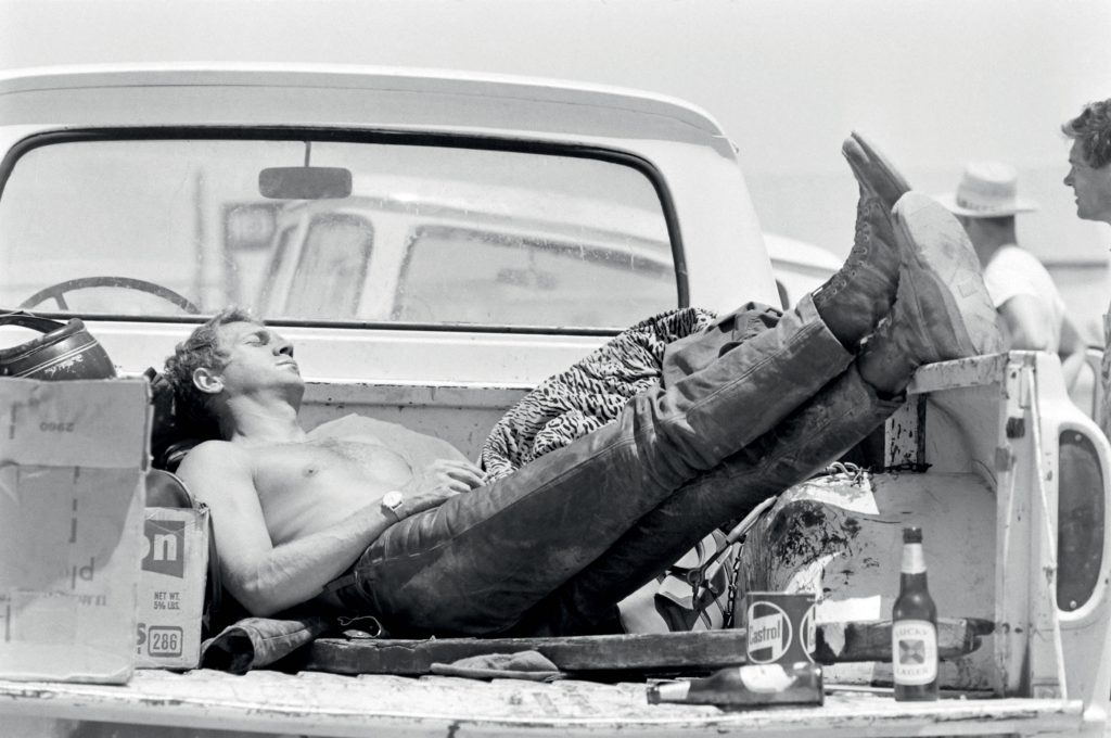 Steve Mcqueen look et amour pour la moto par John Dominis. Découvrez sur notre Blog un article complet sur Steve McQueen. Le style Steve Mcqueen, ses voitures, ses motos et des anecdotes sur l'acteur.