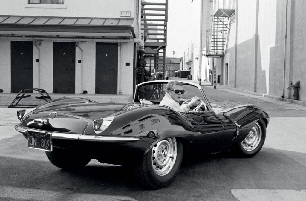 Steve Mcqueen look et amour pour la moto par John Dominis. Découvrez sur notre Blog un article complet sur Steve McQueen. Le style Steve Mcqueen, ses voitures, ses motos et des anecdotes sur l'acteur.