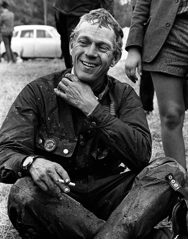 Steve Mcqueen look et amour pour la moto par John Dominis. Découvrez sur notre Blog un article complet sur Steve McQueen. Le style Steve Mcqueen, ses voitures, ses motos et des anecdotes sur l'acteur.